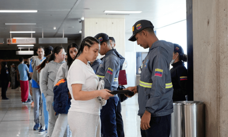 Nuevo vuelo desde EEUU con 183 venezolanos arribó al Aeropuerto Simón Bolívar