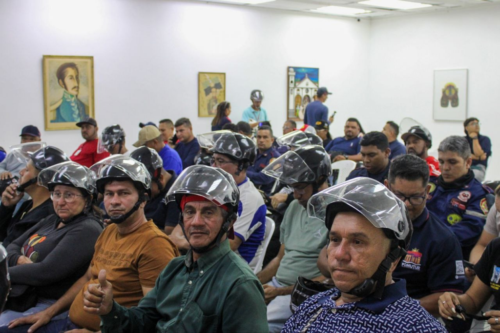 ¡Más seguridad! Alcaldía de Maracaibo entregó cascos a 100 de sus trabajadores motorizados
