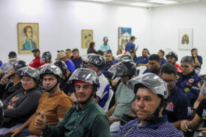 ¡Más seguridad! Alcaldía de Maracaibo entregó cascos a 100 de sus trabajadores motorizados