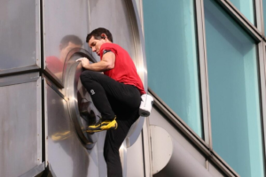 Alex Honnold hizo historia al escalar el Taipei 101 sin cuerdas ni arnés ni ningún equipo de seguridad