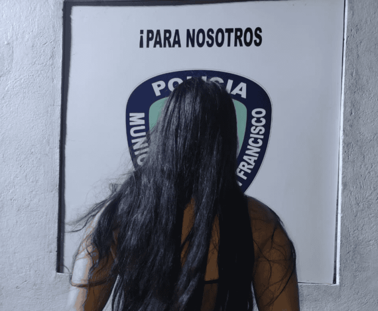 ¡Armada y con menores! Mujer ingreso armada y molesta a un Gimnasio en San Francisco