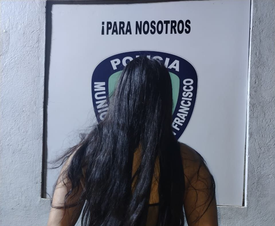 ¡Armada y con menores! Mujer ingreso armada y molesta a un Gimnasio en San Francisco