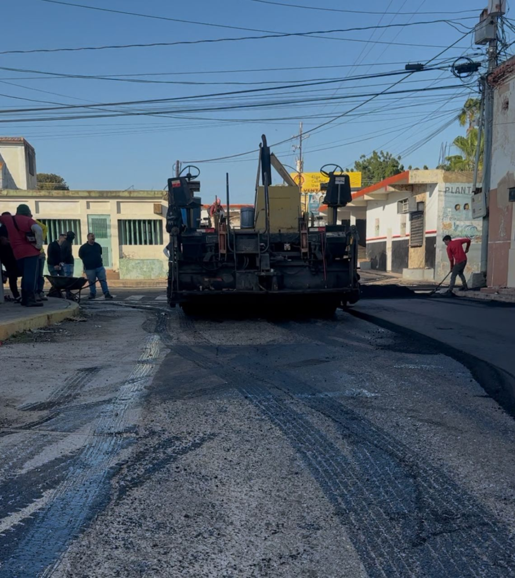 Alcaldía culmina la colocación de mil toneladas de asfalto en el sector Santa Bárbara