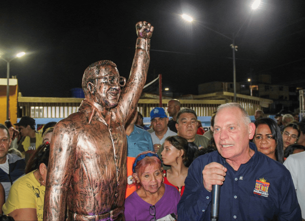¡Parroquia Francisco Eugenio Bustamante! Alcalde Di Martino entregó plaza en memoria al revolucionario "Jean Carlos Martínez"