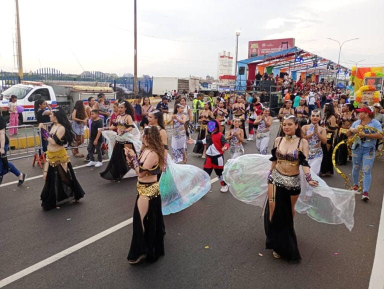 ¡Carrozas y comparsas llenaron Av. Libertador! Comerciantes del centro de Maracaibo se sumaron al desfile de Carnaval