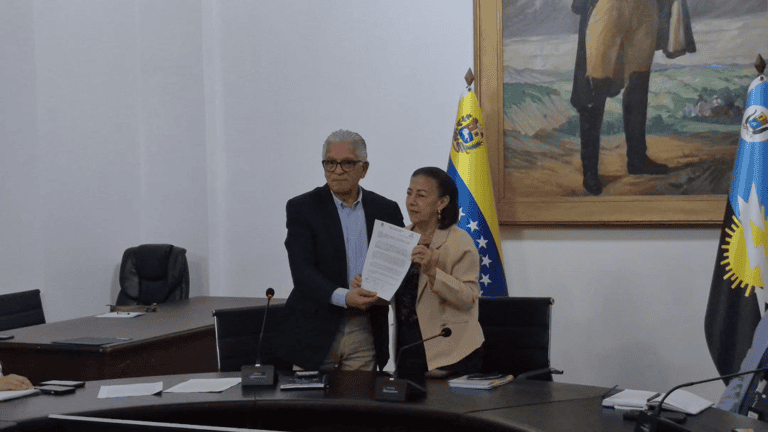 Gobernación entrega al Clez anteproyecto de la Ley de Ciencia y Tecnología del estado Zulia
