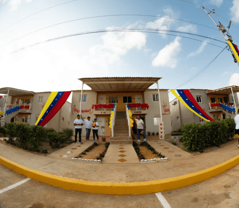 ¡Gobierno bolivariano! Entregaron 16 viviendas y 763 de títulos de tierras en Maracaibo