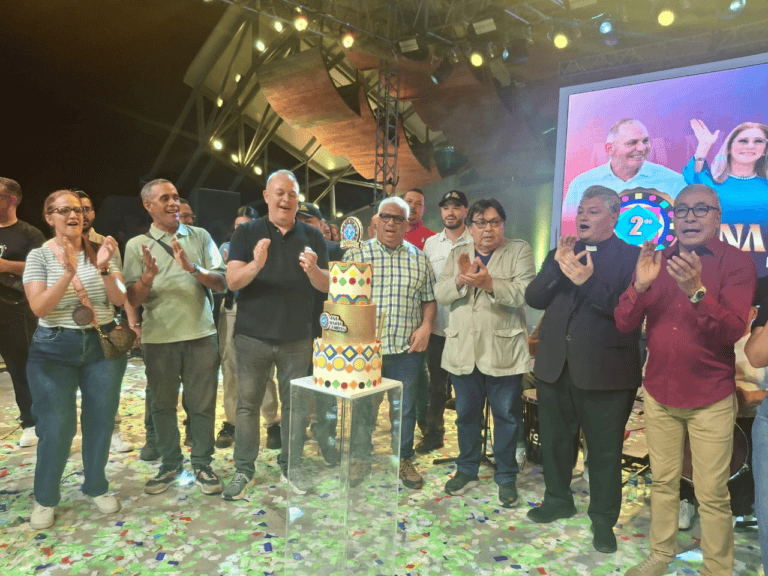 ¡Artistas nacionales e internacionales! El pueblo disfrutó del concierto en el Parque Monumental Ana María Campos