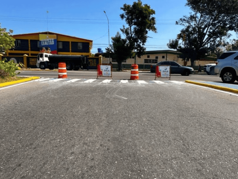 Gobernación del Zulia avanza trabajos de asfaltado y demarcación de la Av. Fuerzas Armadas, de Maracaibo