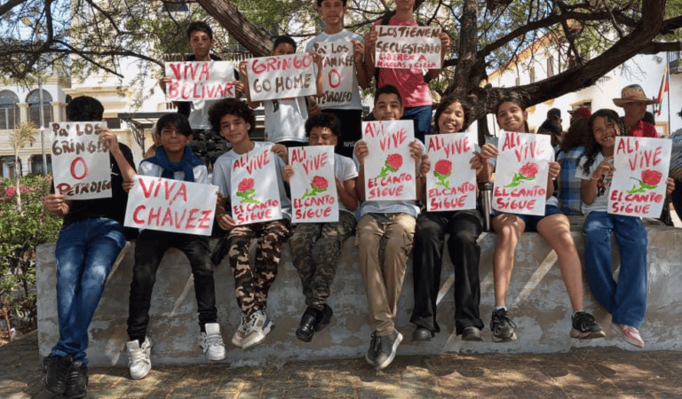 ¡Marcha de los claveles! Capirugente y Semilleros de Alí Primera defienden la soberanía a través de su canto