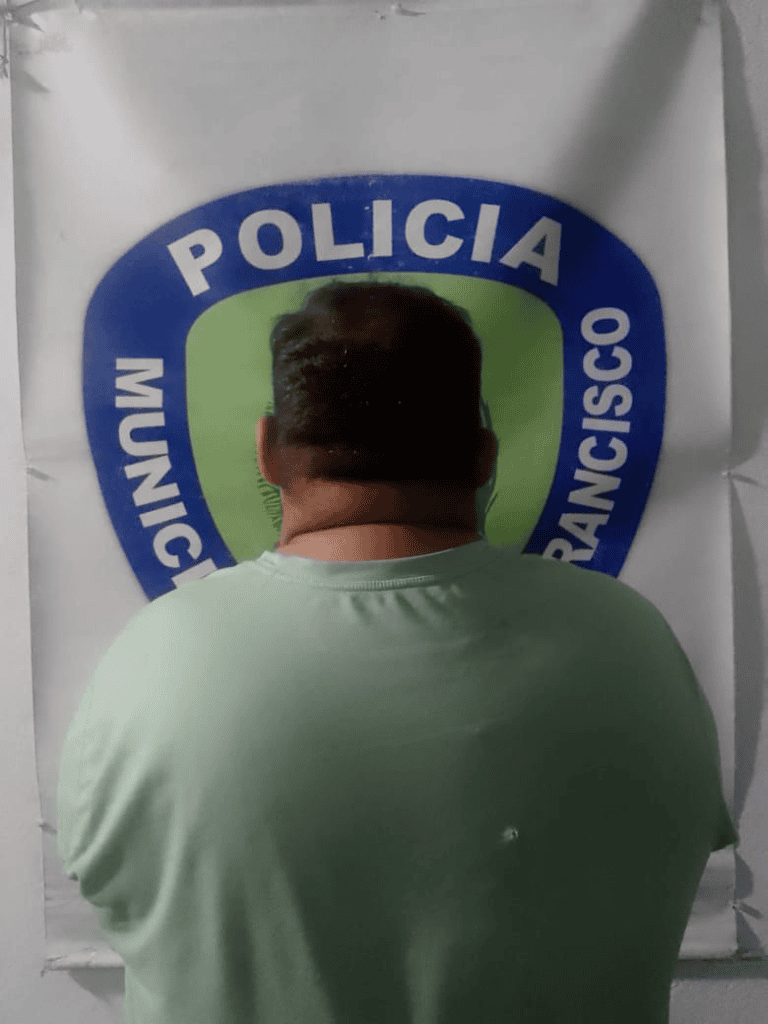 ¡Con puños, puerta y cuchillo! Pareja sostuvo una discusión y la mujer resultó agredida en Los Arenales