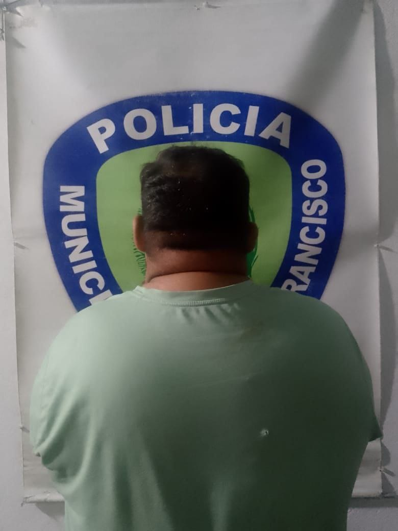 ¡Con puños, puerta y cuchillo! Pareja sostuvo una discusión y la mujer resultó agredida en Los Arenales