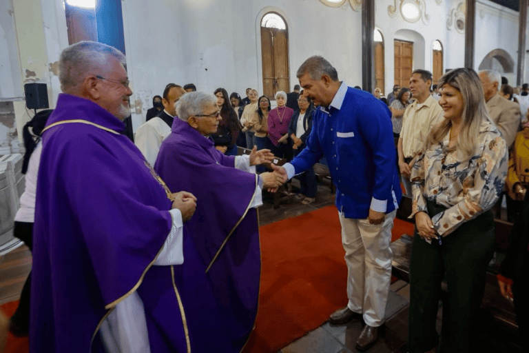 Gobernador Luis Caldera participó en la eucaristía de imposición de cenizas