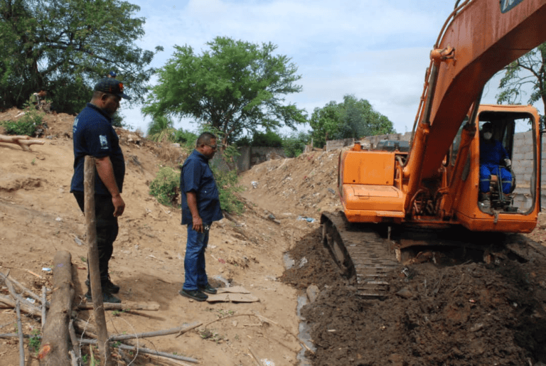 ¡En el sector Ancón Bajo! Alcaldía de Maracaibo avanza en los trabajos de limpieza de la cañada Manuelita Sáenz