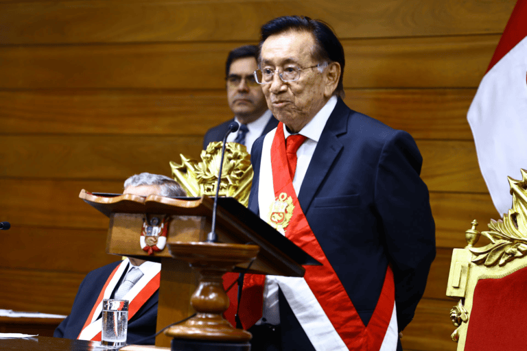 Perú tiene nuevo presidente interino
