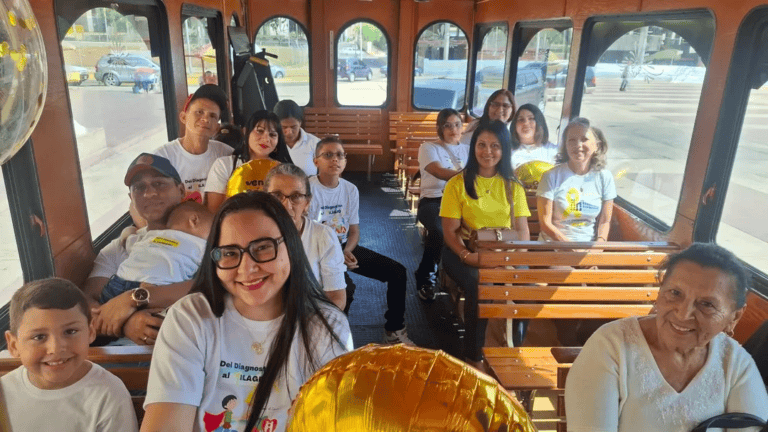 Un tranvía cargado de milagros recorrió el corazón de la ciudad