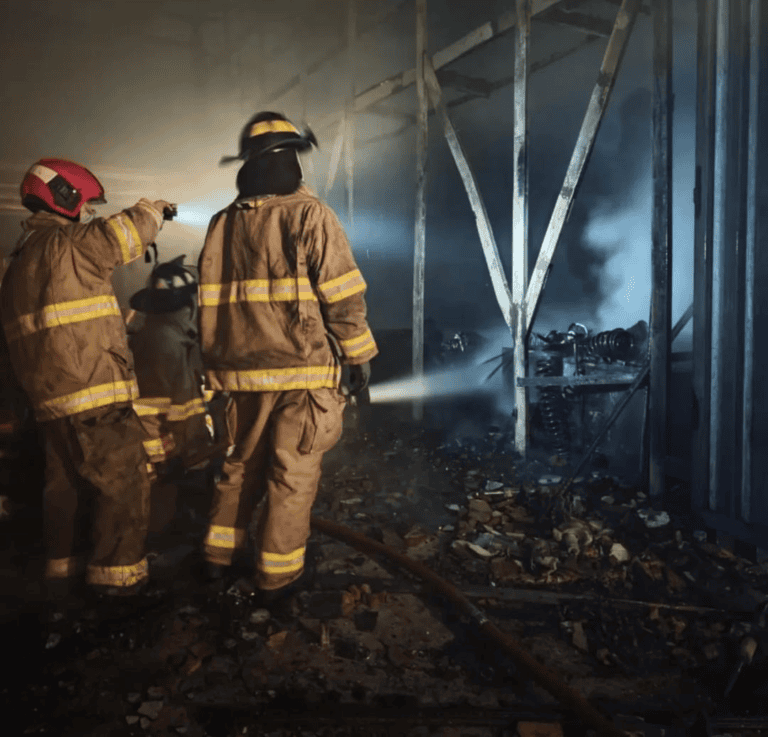 ¡Respuesta inmediata! Alcaldía de Maracaibo neutraliza incendio en el sector Panamericano