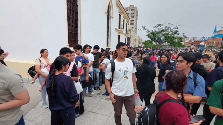 Esperanza en la Plaza Bolívar: Un Pasaporte al Futuro