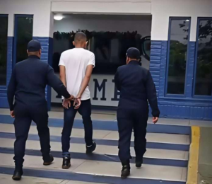 Abuso de sus hijastras y fue privado de libertad