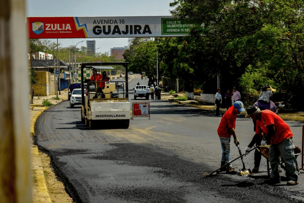 Gobernador Luis Caldera supervisa ejecución del Plan Estadal de Asfaltado en la avenida Guajira