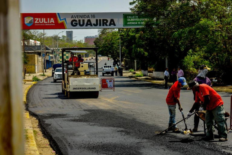 Gobernador Luis Caldera supervisa ejecución del Plan Estadal de Asfaltado en la avenida Guajira