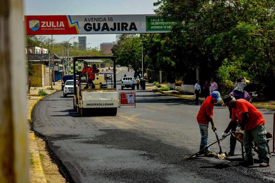 Gobernador Luis Caldera supervisa ejecución del Plan Estadal de Asfaltado en la avenida Guajira