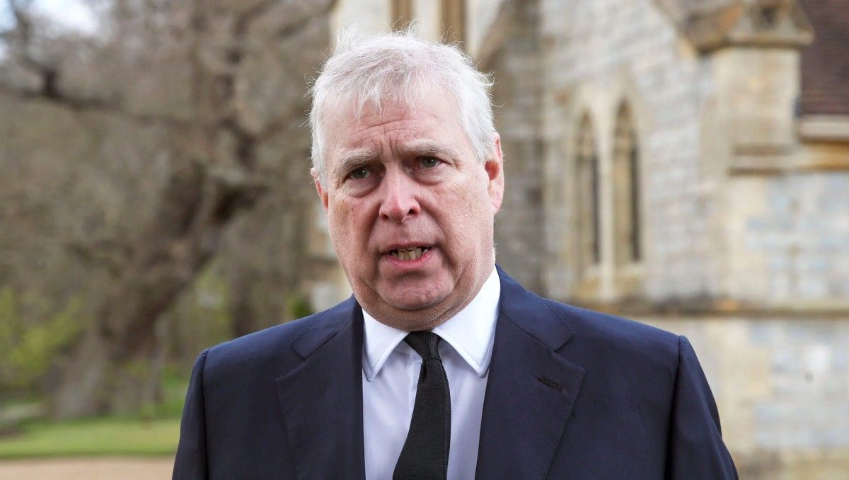 En medio de nuevas revelaciones sobre el caso de Jeffrey Epstein, el expríncipe británico Andrés abandonó su lujosa casa de Windsor