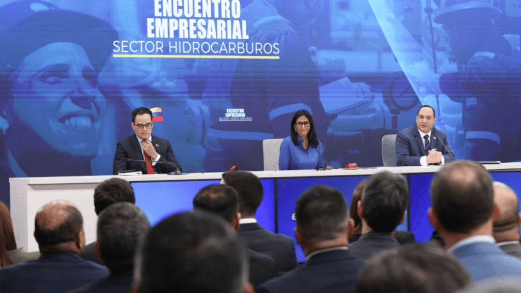 Delcy Rodríguez pide a empresarios defender industria de hidrocarburos desde la legalidad nacional e internacional