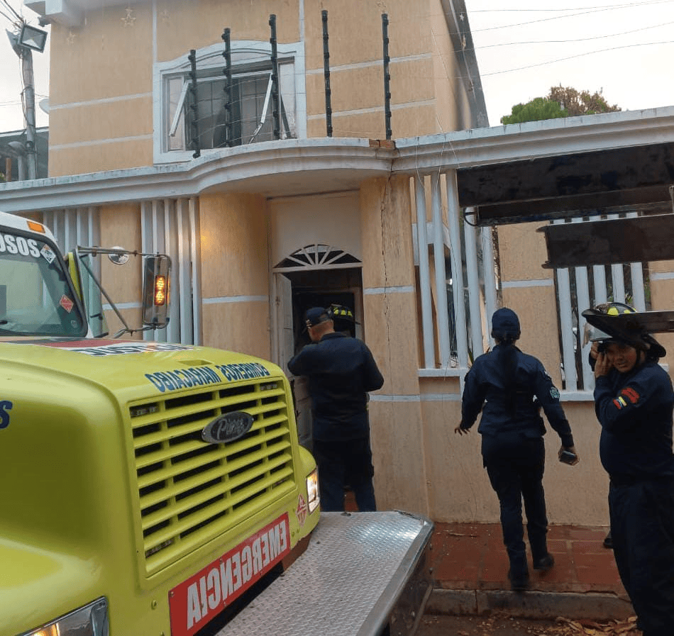 ¡Parroquia Cristo de Aranza! Rápida actuación de Bomberos impidió propagación de incendio en casa del sector La Arreaga