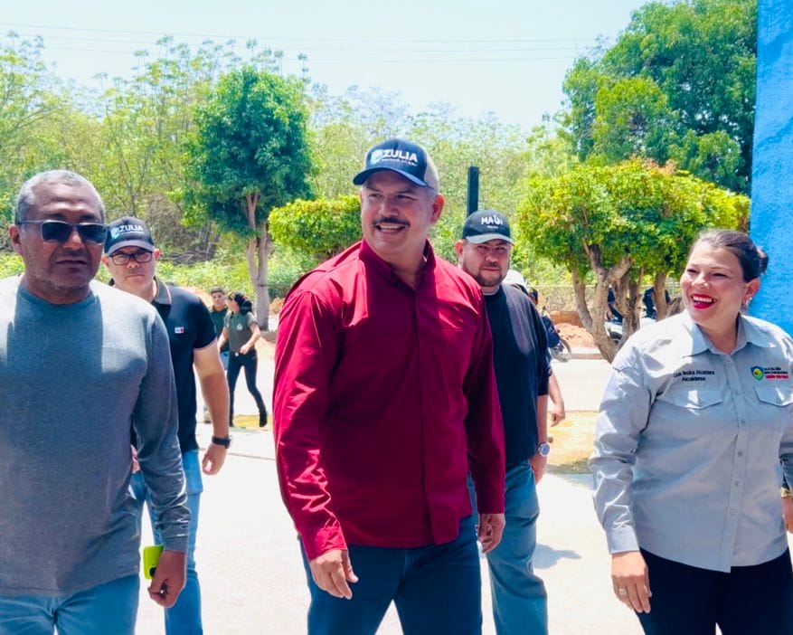 Gobernador Luis Caldera entrega sillones para Unidad de Diálisis