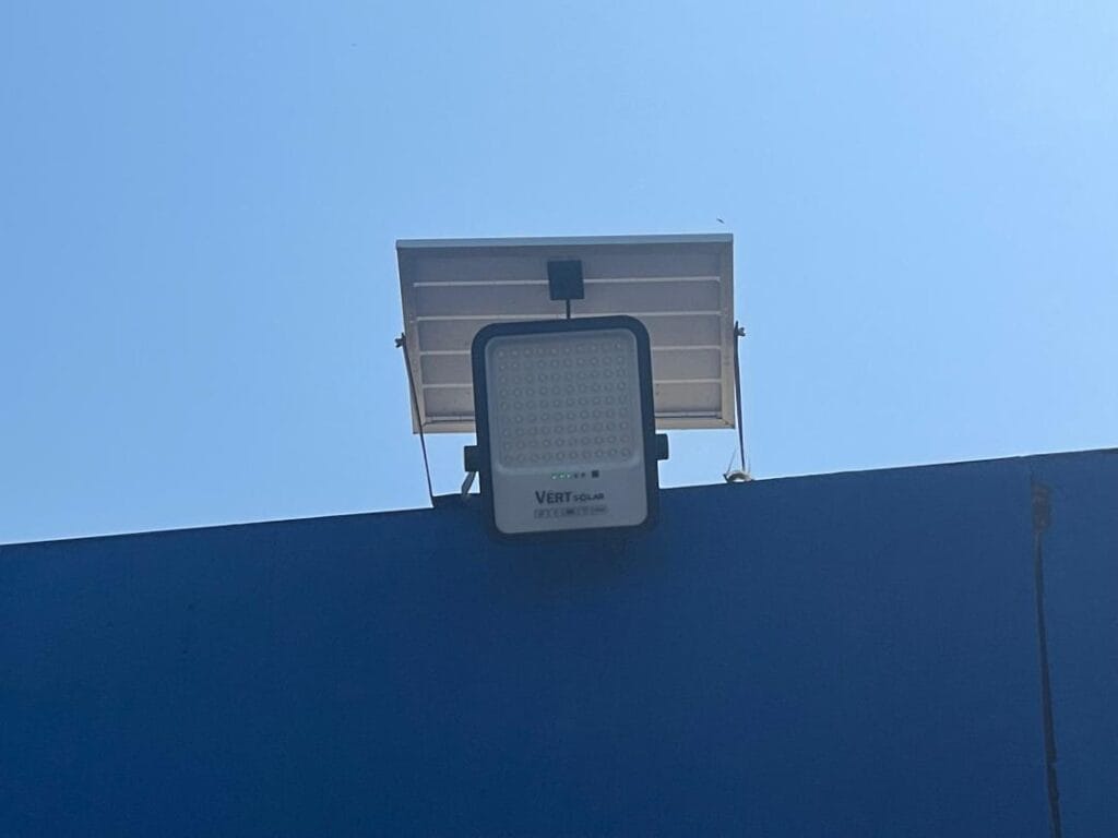 Cámaras inteligentes y lámparas con paneles solares en el Terminal de Pasajeros