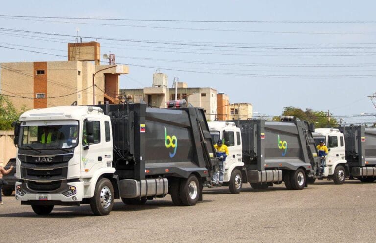 Alcaldía de Maracaibo recibió nuevos compactadores para aseo urbano