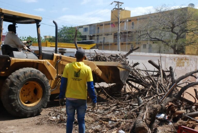 Unidad educativa y bloques de Raúl Leoni recibieron operativo de limpieza del IMA