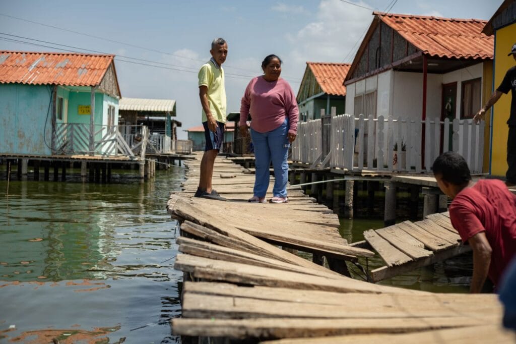 reemplaza caminerías de madera en Santa Rosa de Agua