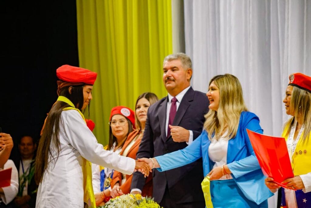 Luis Caldera acompaña graduación de 156 Médicos Integrales