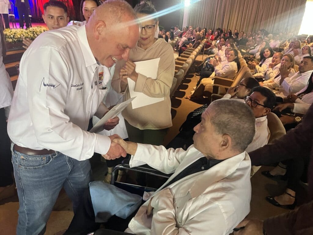 Alcalde Di Martino reconoció mística y vocación de los médicos marabinos en su día