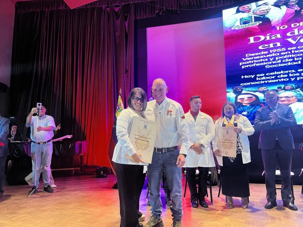 Médicos agradecen el reconocimiento del Alcalde Giancarlo Di Martino en su día