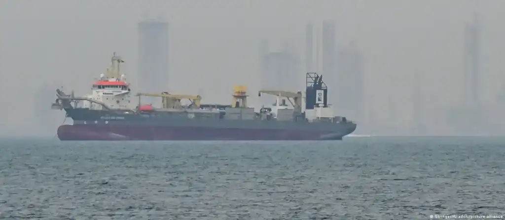 Barco fue alcanzado por un proyectil a poca distancia del estrecho de Ormuz