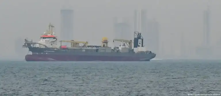 Barco fue alcanzado por un proyectil a poca distancia del estrecho de Ormuz