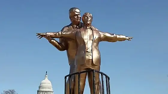 Exhiben otra estatua estilo "Titanic" de Trump y Epstein frente al Capitolio