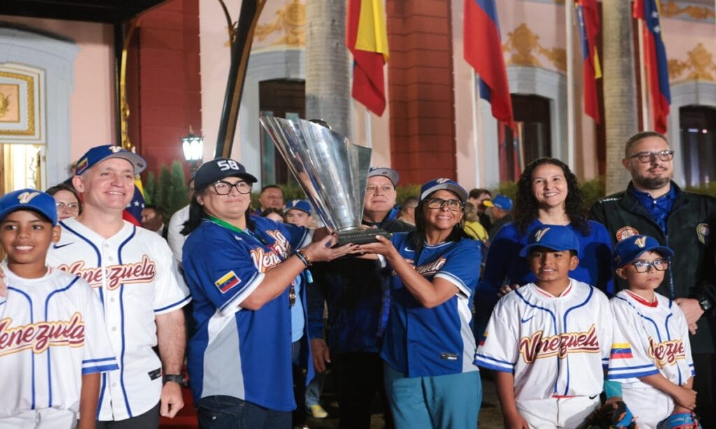 Delcy Rodríguez recibió la Copa del Clásico Mundial de Béisbol 2026