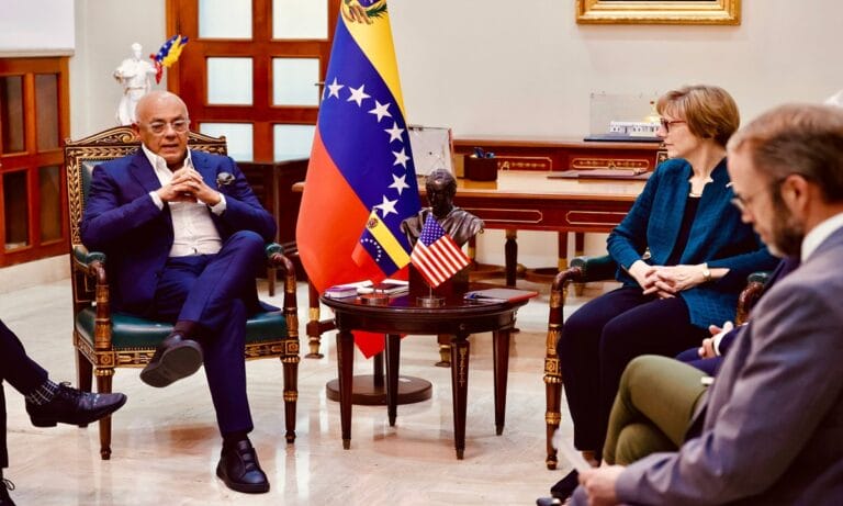 Jorge Rodríguez se recibió a Laura Dogu y parte de la delegación del Senado de EEUU