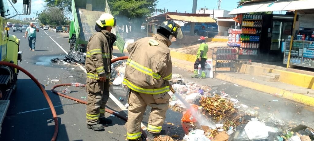 Intervención de bomberos sofocó incendio y salvan camión compactador