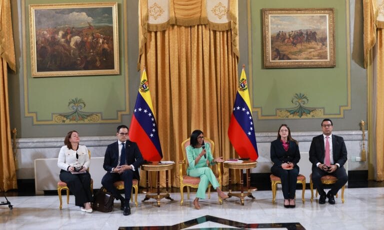 Delcy Rodríguez: Cese de sanciones contra Venezuela ofrecerá seguridad a los inversionistas