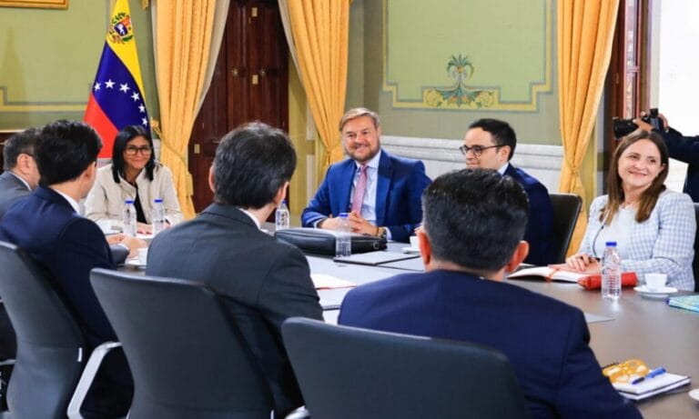Delcy Rodríguez encabezó un encuentro con la delegación diplomática que viajará a Washington