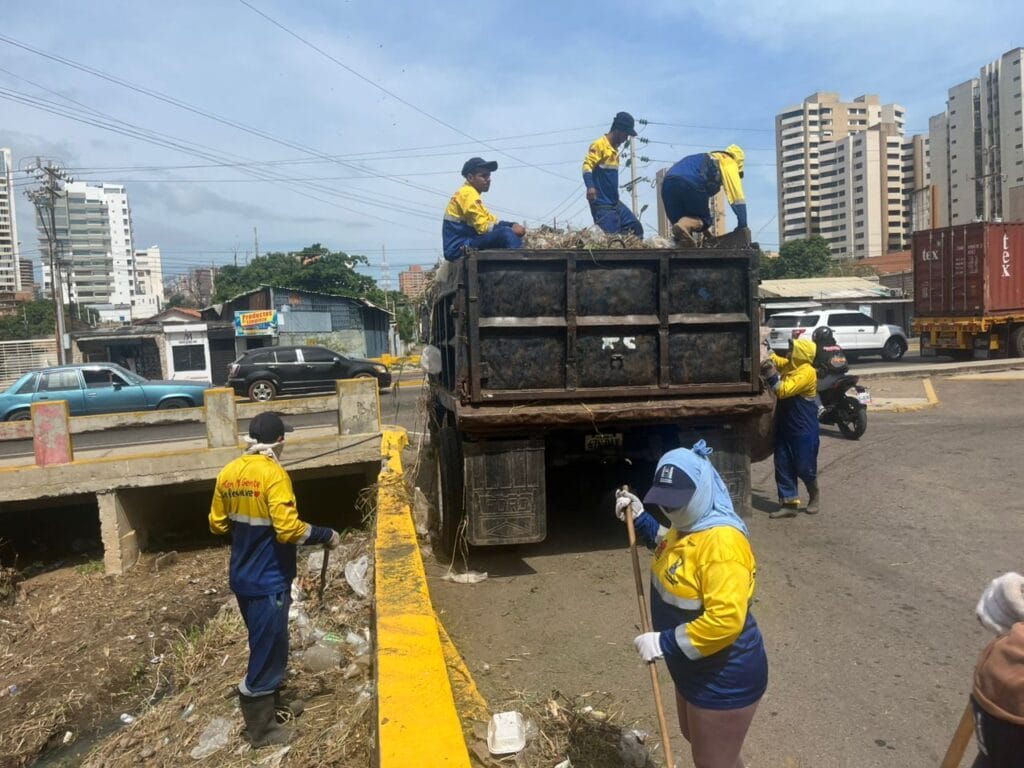 ¡Trabajo de saneamiento indetenible! IMA limpia 970 metros lineales de la cañada Hamburgo en parroquia Santa Lucia