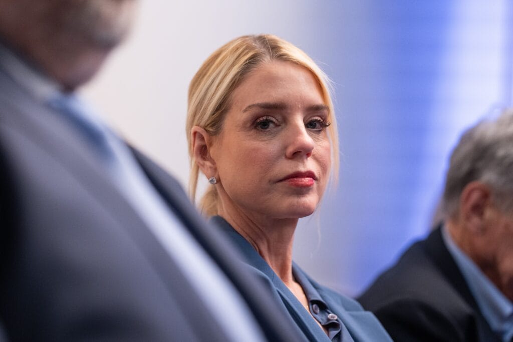 Congreso cita a declarar a la fiscal general de Trump por el caso Epstein