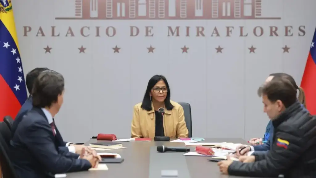 Delcy Rodríguez evalúa políticas de acción para el crecimiento económico
