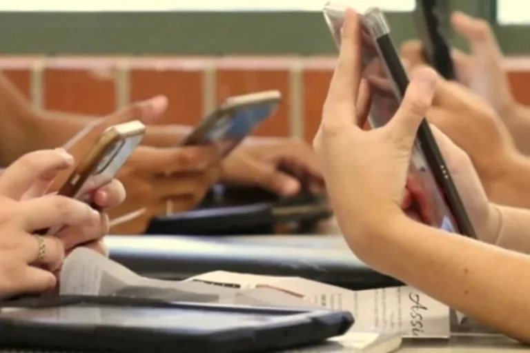 Cerca de 70 millones de niños y adolescentes en Indonesia quedaron oficialmente fuera de las redes sociales