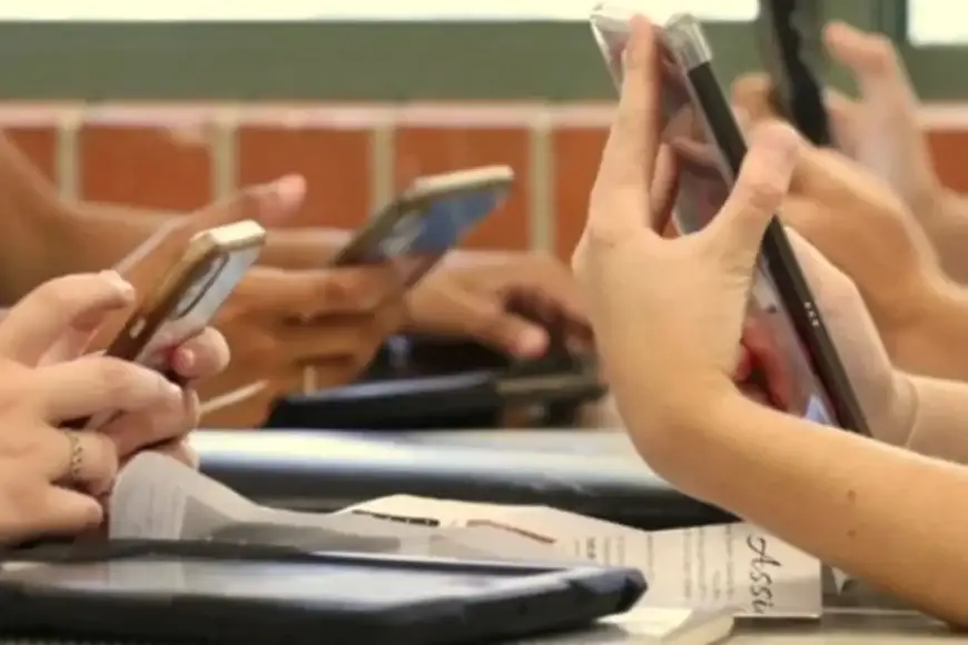 Cerca de 70 millones de niños y adolescentes en Indonesia quedaron oficialmente fuera de las redes sociales